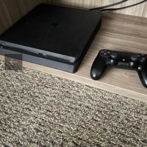 Ps4 and it have games Downloaded on there 2k23 gta5 fortnite madden 2 controller